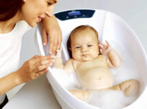 baby in aqua scale bath tub01